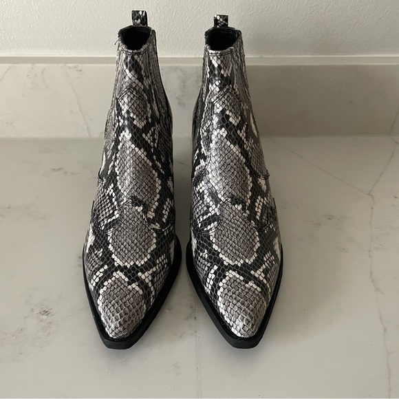 Snake skin inspired pull on boots - women’s size 8 - Picture 2 of 3